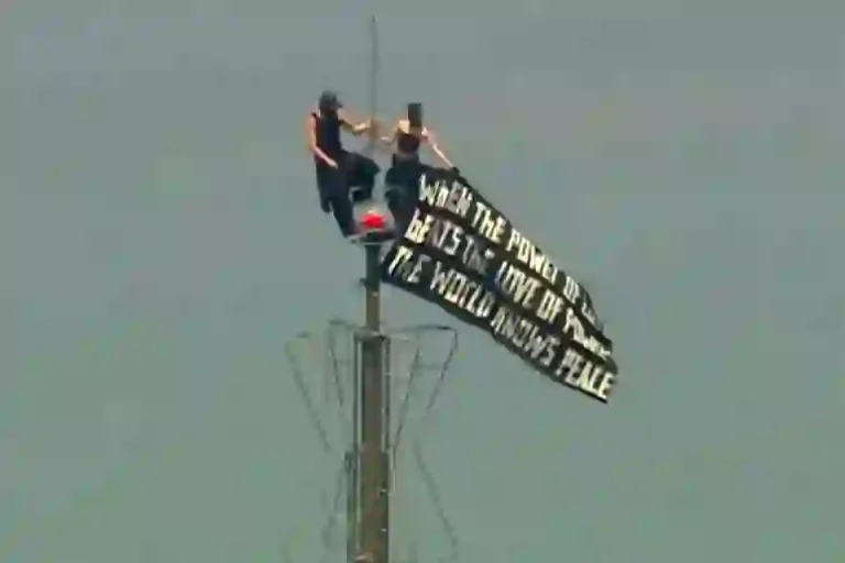 Russian Couple Arrested After Scaling Empire State Building for Marriage Proposal Russian Couple Arrested After Scaling Empire State Building for Marriage Proposal