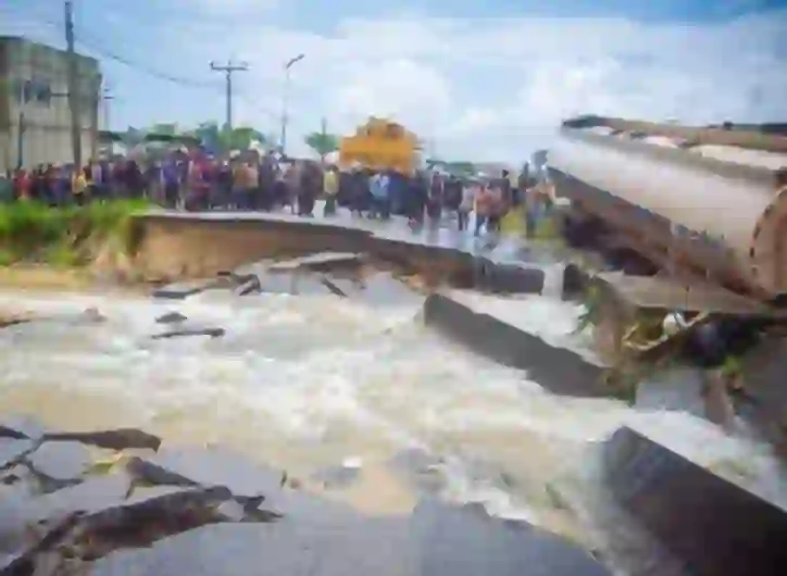 Delta: Commuters stranded as flood cuts Agbarho/Ughelli road Delta: Commuters stranded as flood cuts Agbarho/Ughelli road