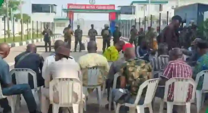 Military Retirees Barricade Pensions Board Office In Abuja Military Retirees Barricade Pensions Board Office In Abuja
