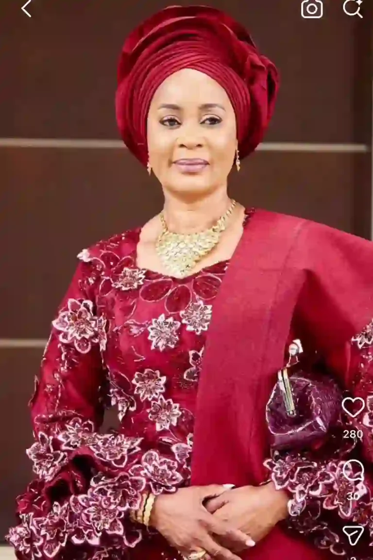 Olufunsho Amosun’s Huge Donation to the House of Oduduwa Olufunsho Amosun's Huge Donation to the House of Oduduwa